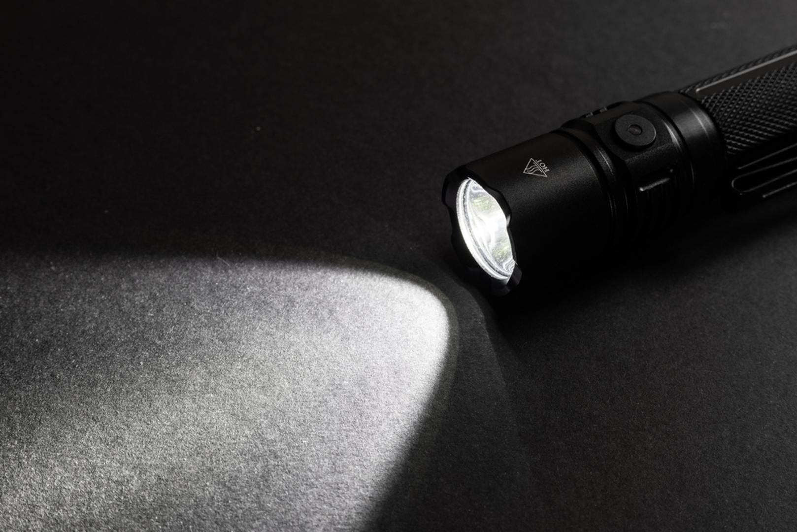 Pripremite dom za moguće kratkotrajne poteškoće: Kod jačeg nevremena dobro je imati napunjen mobitel, baterijsku lampu i osnovne potrepštine pri ruci. Upozorenja za vjetar spominju mogućnost prekida opskrbe električnom energijom, pa nije loše unaprijed napuniti uređaje i provjeriti imate li sve što vam treba za nekoliko sati bez struje. Također je dobro skloniti s balkona ili dvorišta lagane predmete koje bi vjetar mogao odnijeti.