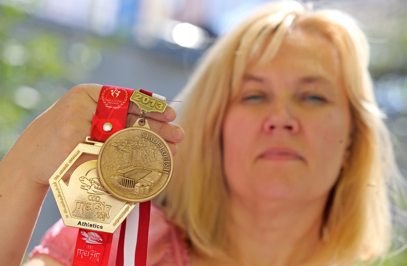 16.08.2013., Zagreb, Trnovcica 73 - Obitelj Sandre Perkovic. Mama Vesna sa Sandrinim medaljama.rPhoto: Igor Kralj/PIXSELL