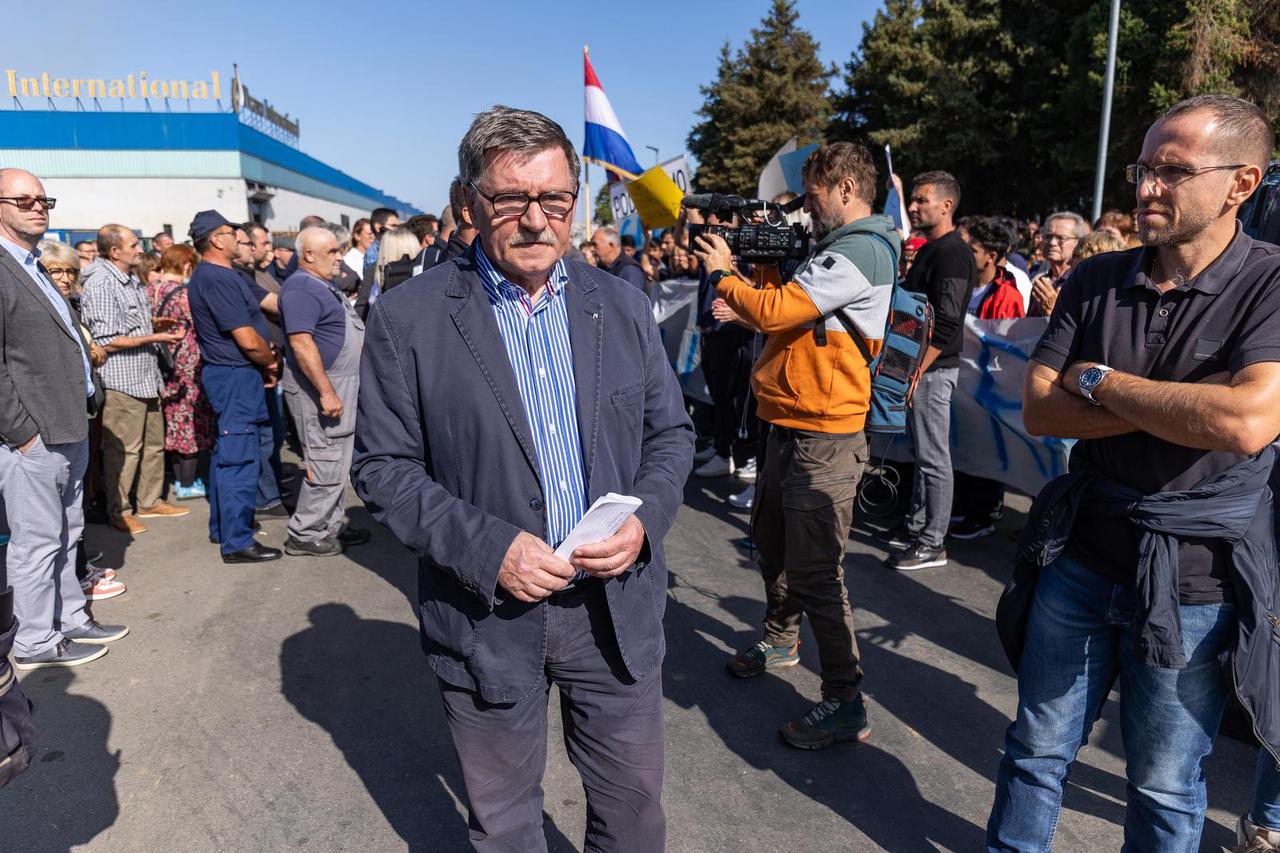 Osijek: Radnici tvornice okupili su se ispred tvrtke i organizirali skup podrške, stigao je i vlasnik Zvonko Bede
