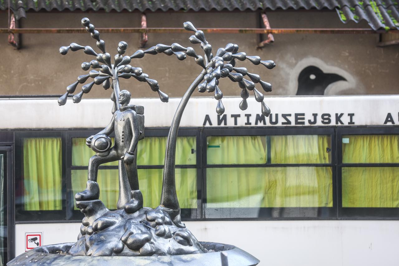 Zagreb: Skulptura Ivana Fijolića “Dvije palme na otoku sreće” u dvorištu zgrade u Bauerovoj ulici