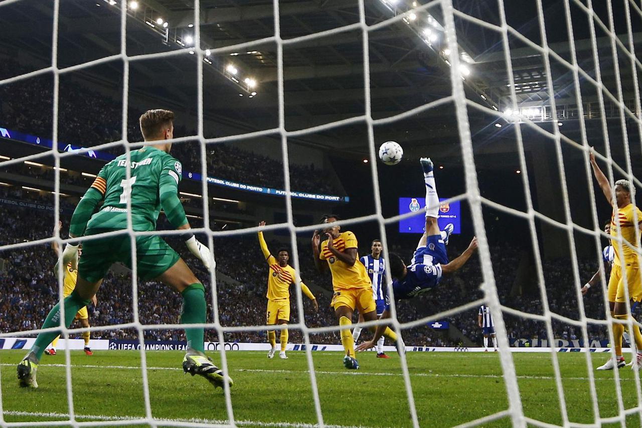 Champions League - Group H - FC Porto v FC Barcelona