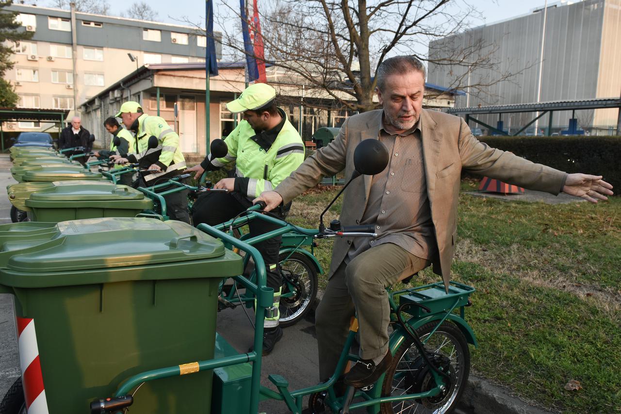 15.03.2017., Zagreb - Gradonacelnik Grada Zagreba Milan Bandic sa svojim suradnicima posjetio je podruznicu Zagrebackog holdinga Cistocu, te Vodoopskrbu i odvodnju.  U Cistoci predstavljena sest elektricnih radnih trokolica u sluzbi ciscenja, a u ViO-u 20