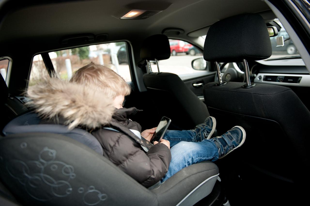 dijete u autu