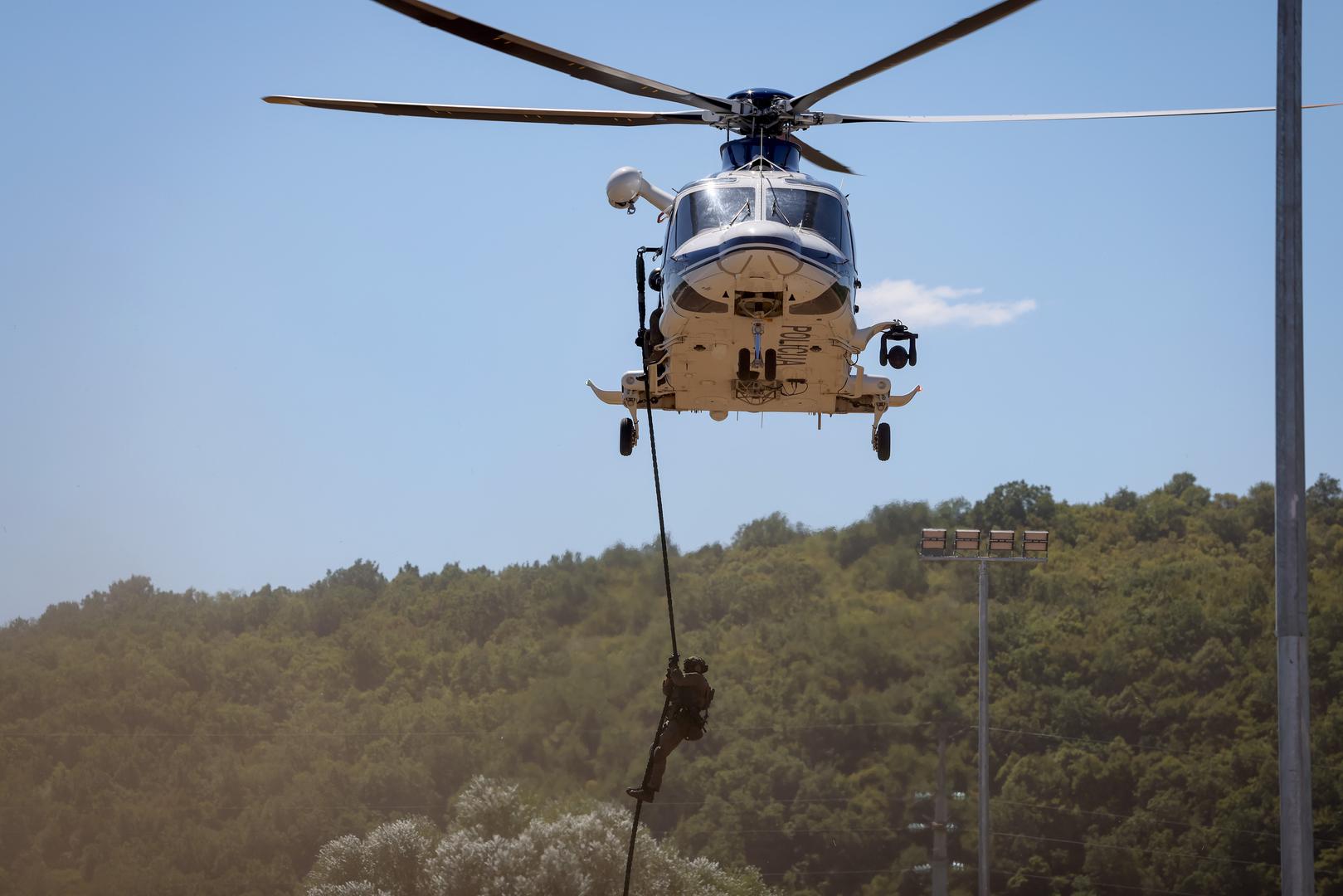 Vježba je demonstrirala i vrhunsku koordinaciju zračnih i kopnenih snaga. U združenom prikazu sudjelovali su helikopteri Black Hawk UH-60M i Kiowa Warrior OH-58D, a po prvi put javnosti su predstavljene i sposobnosti FPV dronova hrvatske proizvodnje, čime je pokazano da Hrvatska vojska ide ukorak s najnovijim tehnološkim trendovima u ratovanju. 
