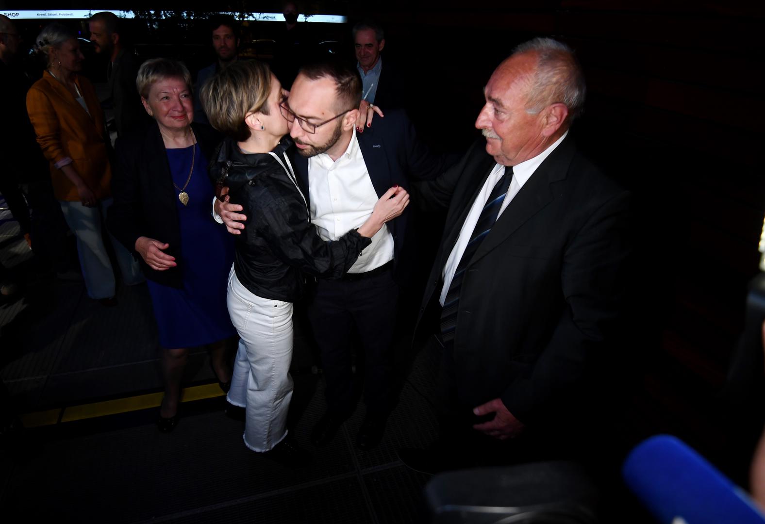 Iako Iva rijetko izlazi u javnost, njezina podrška Tomislavu u političkim angažmanima ostaje neupitna. 