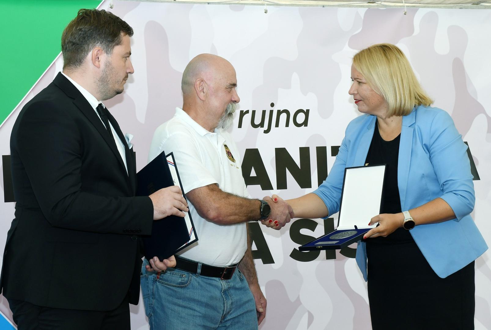03.09.2021., Sisak - Povodom Dana branitelja grada Siska u bivsoj vojarni Barutana odrzana je svecana akademija i dodijela Plaketa Marijan Celjak - junak obrane grada Siska u Domovinskom ratu te je otvorena izlozba fotografija Mladena Knezevica-Gipsa.Photo: Nikola Cutuk/PIXSELL