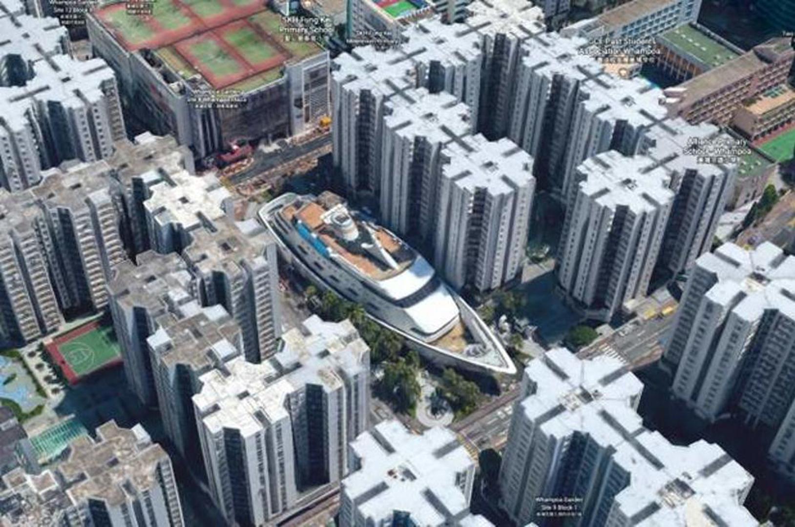 Kruzer među neboderima – Nalazi se u Hong Kongu, a dio je jednog trgovačkog centra