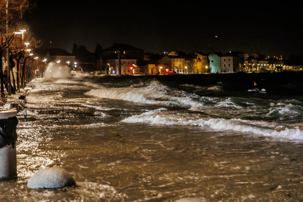 Kaštela: Olujno jugo i plima opet potopili Donja Kaštela