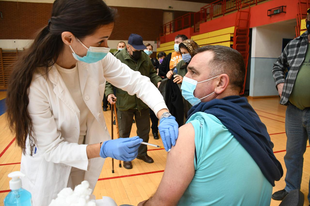 Velik broj građana došao po svoju dozu cjepiva na punkt za cijepljenje u Koprivnici