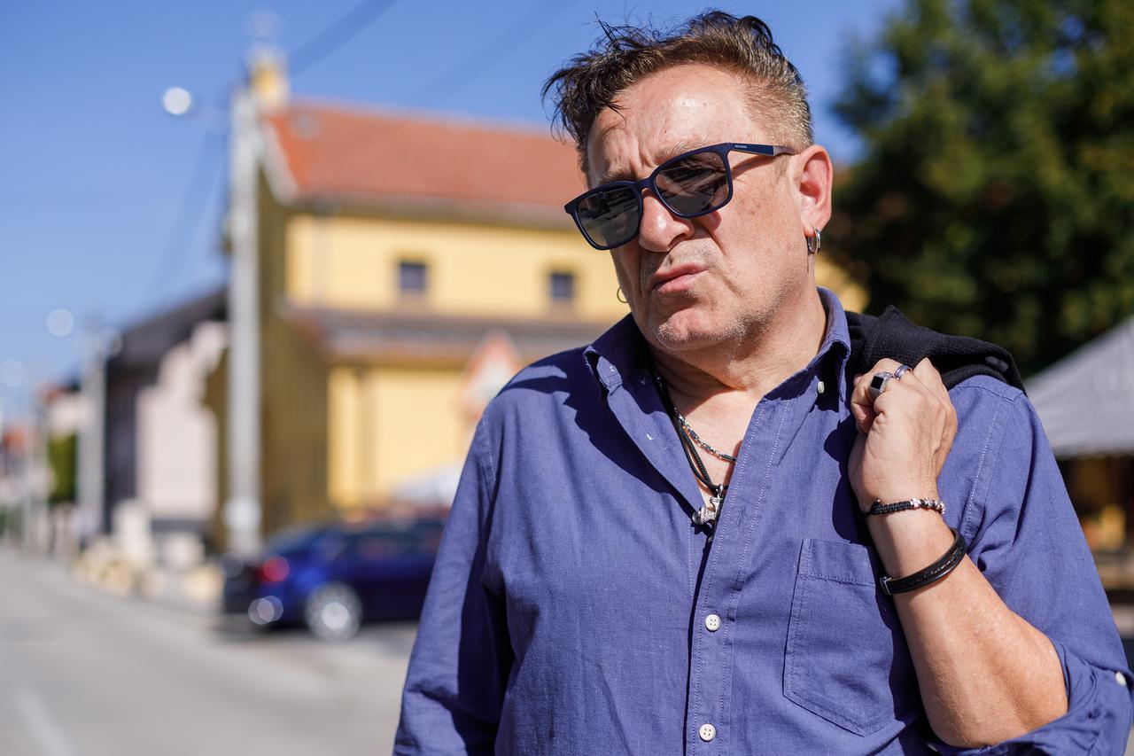 Zagreb: Pjevač Mladen Bodalec 