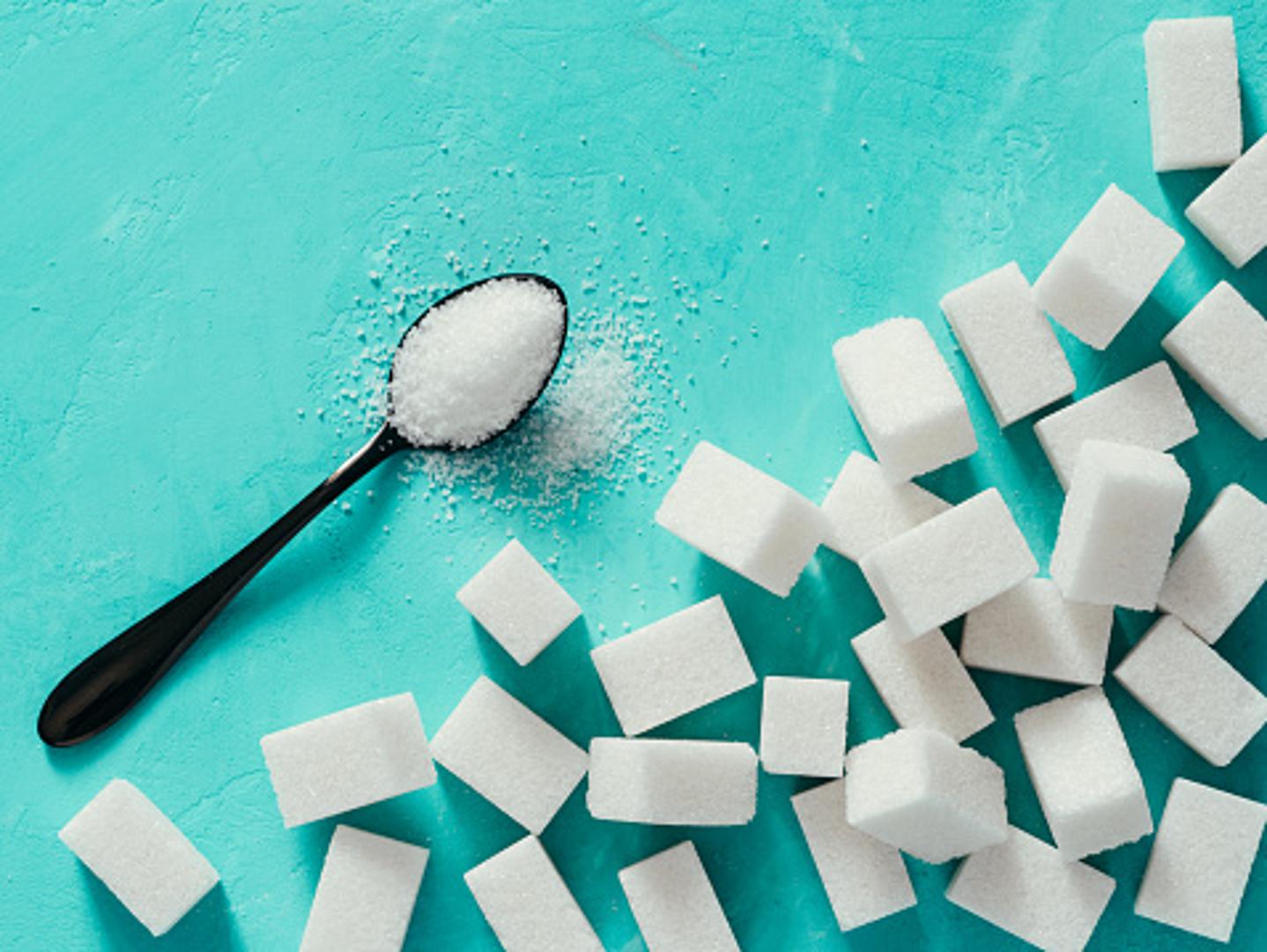 Šećer je slična kao i sol. Slične je teksture i ne može se pokvariti. Uvijek će imati jednaki okus i dati okus hrani. 