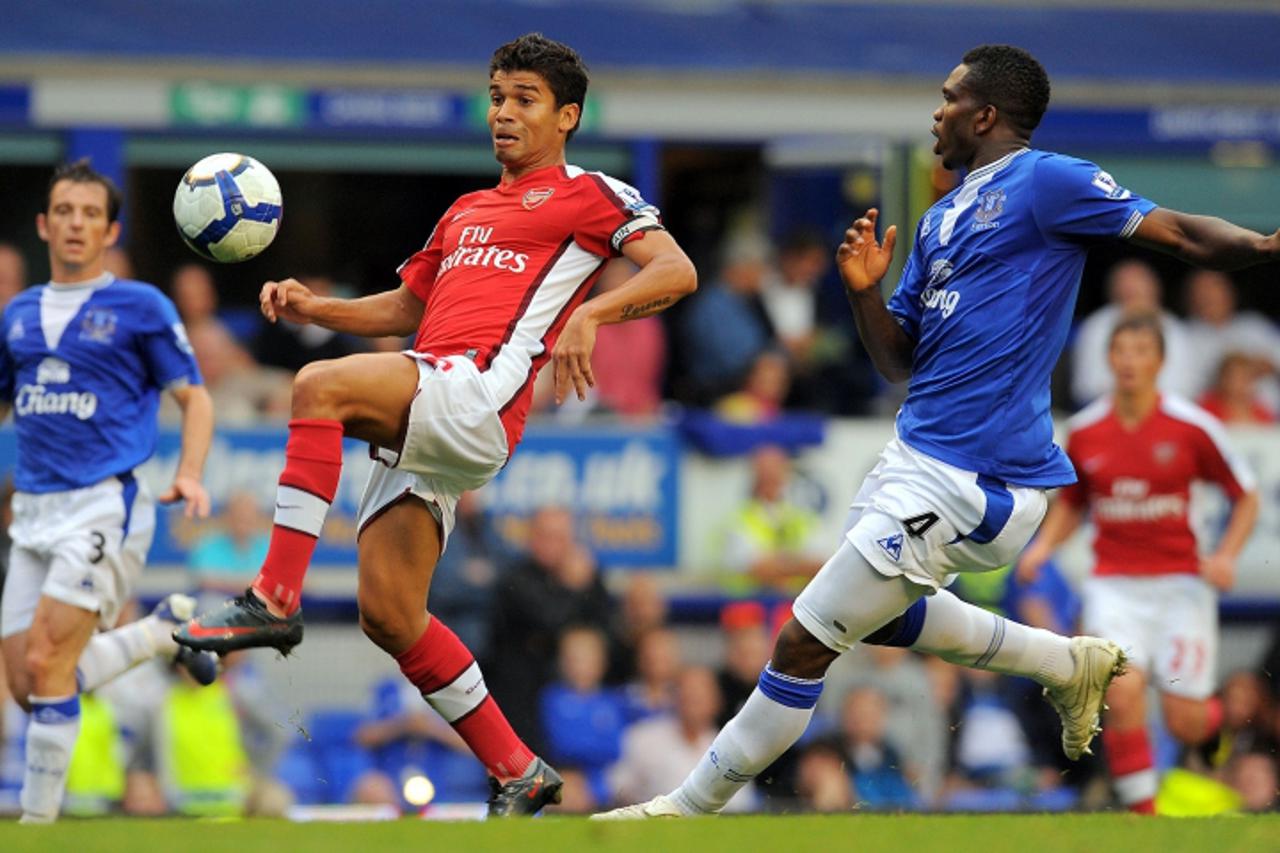 'Arsenal\'s naturalized Croatian striker Eduardo da Silva (L) vies for the ball with Everton\'s Nigerian defender Joseph Yobo (R) during the English Premier League football match between Everton and A