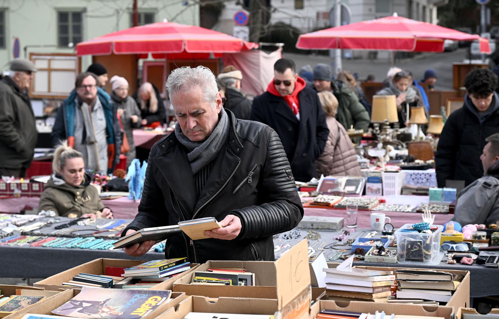 Sajam antikviteta na Britancu nezaobilazno je mjesto za sve zaljubljenike u prošlost, povijest i unikatne predmete. Svake nedjelje, Britanski trg u Zagrebu postaje okupljalište trgovaca antikvitetima i kolekcionara kako bi izložili svoje dragocjene kolekcije. 