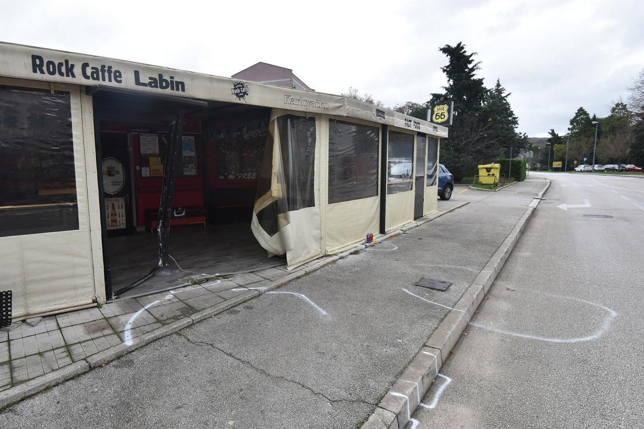 Labin: Pod utjecajem alkohola uletjela u kafić automobilom - jedna osoba poginula