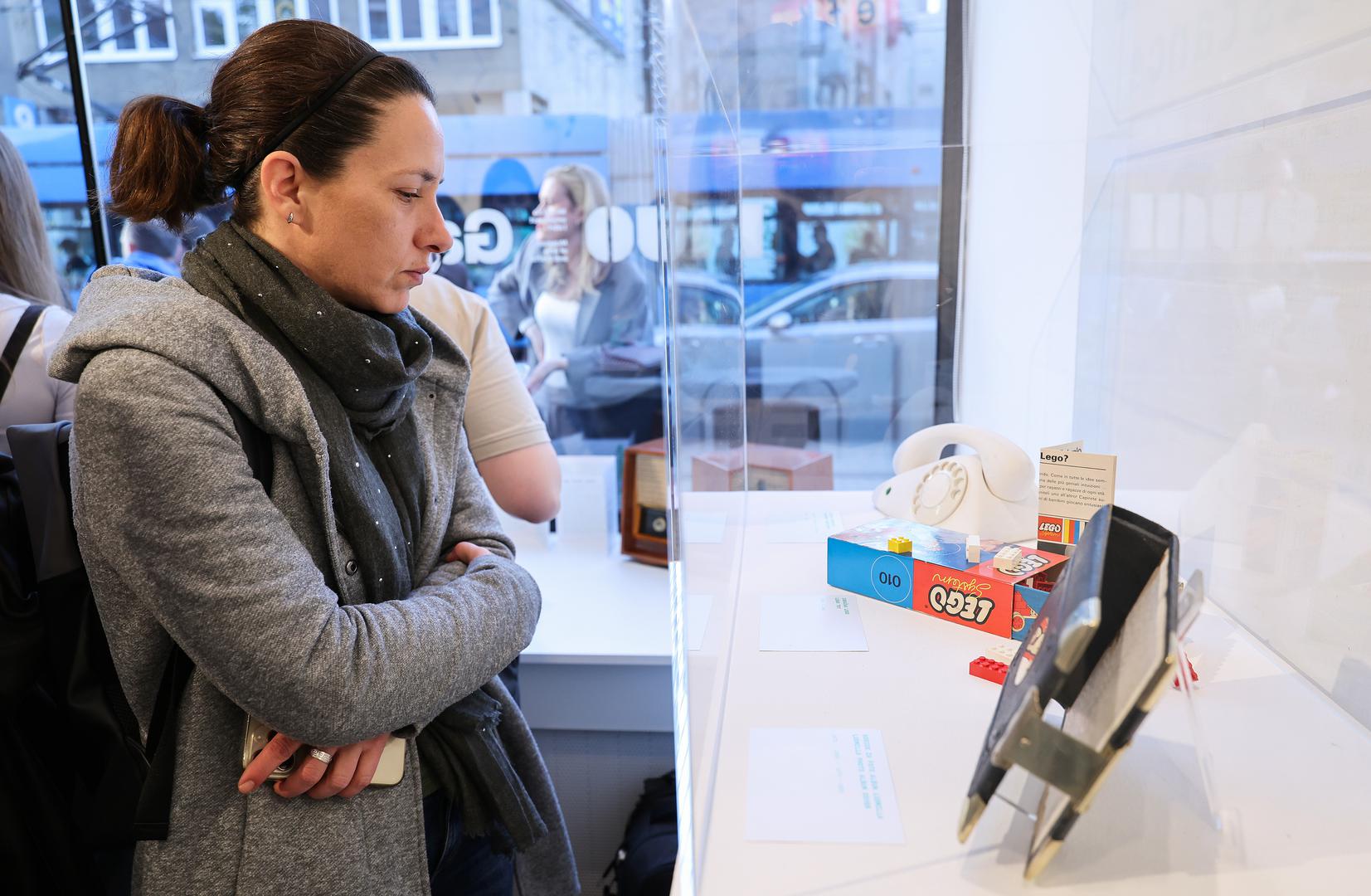 U sklopu izložbe autorice pozivaju i na offline druženja u MUO Galeriji. U petak, 24. travnja u 18 sati održat će se Hangout u MUO. Sudionici će moći ponijeti vlastite hobije – knjigu, bilježnicu za crtanje, vunu, ili se pridružiti u izradi scrapbooka. Posjetitelje se poziva na druženje bez mobilnih uređaja i ekrana te im se nudi da na sat vremena stave naglasak na sada i ovdje