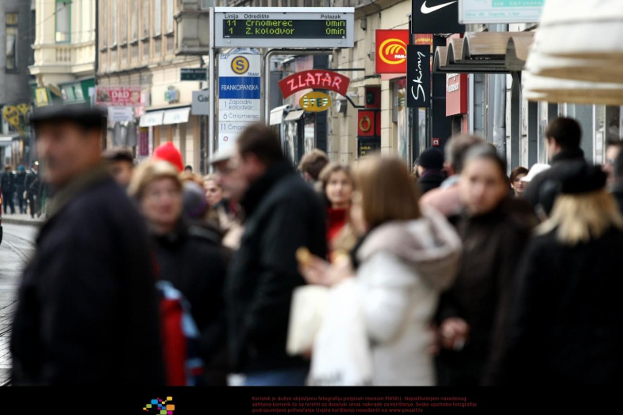 '28.12.2009., Zagreb - Krizanje Frankopanske i Ilice. Displej pokazuje da dva tramvaja dolaze za nula minuta sto znaci da bi vec trebala biti na stanicu. No stvorila se guzva i ljudi cekaju, a tramvaj
