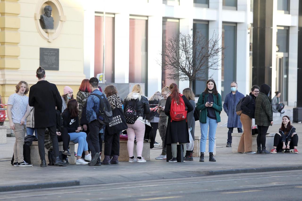 Zagreb: Druženje učenika ispred škole prije početka nastave