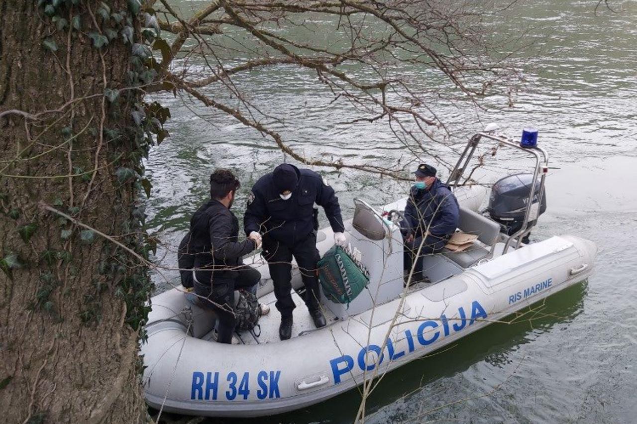 Spašeni migranti zapeli na otoku na rijeci Uni