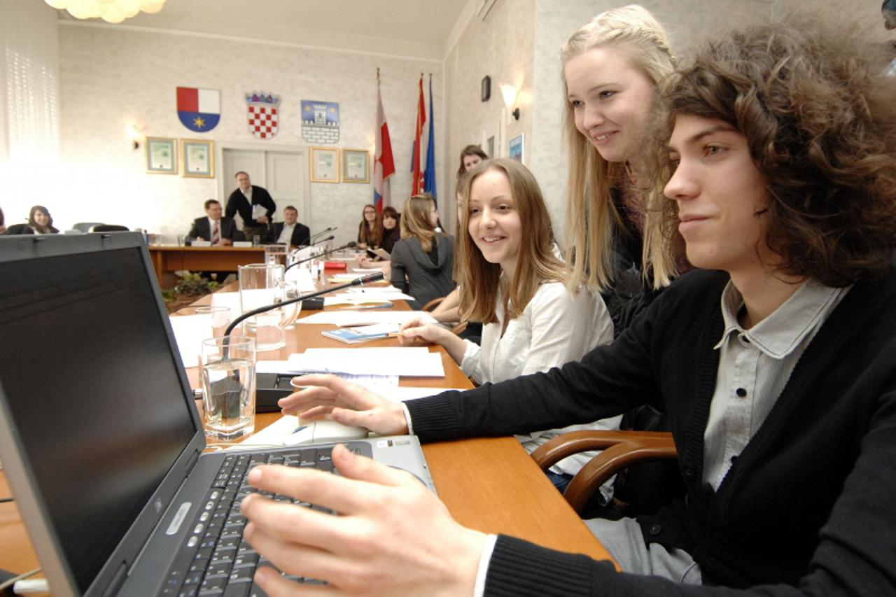 '08.02.2011., Cakovec- Ucenici cakovecke gimnazije odrzali simuliranu sjednicu gradskog vijeca. Photo: Vjeran Zganec-Rogulja/PIXSELL'