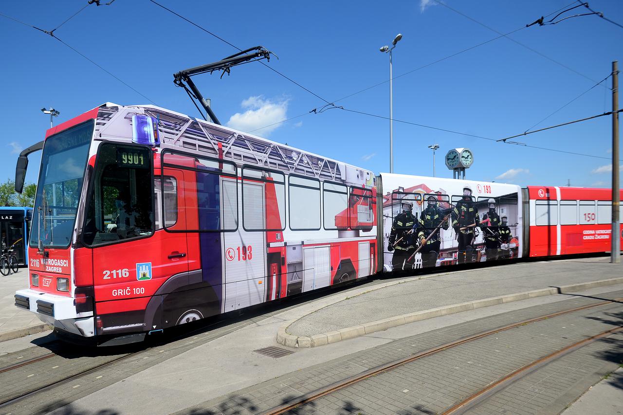 Zagreb: U čast vatrogascima u promet pušten posebno oslikan tramvaj