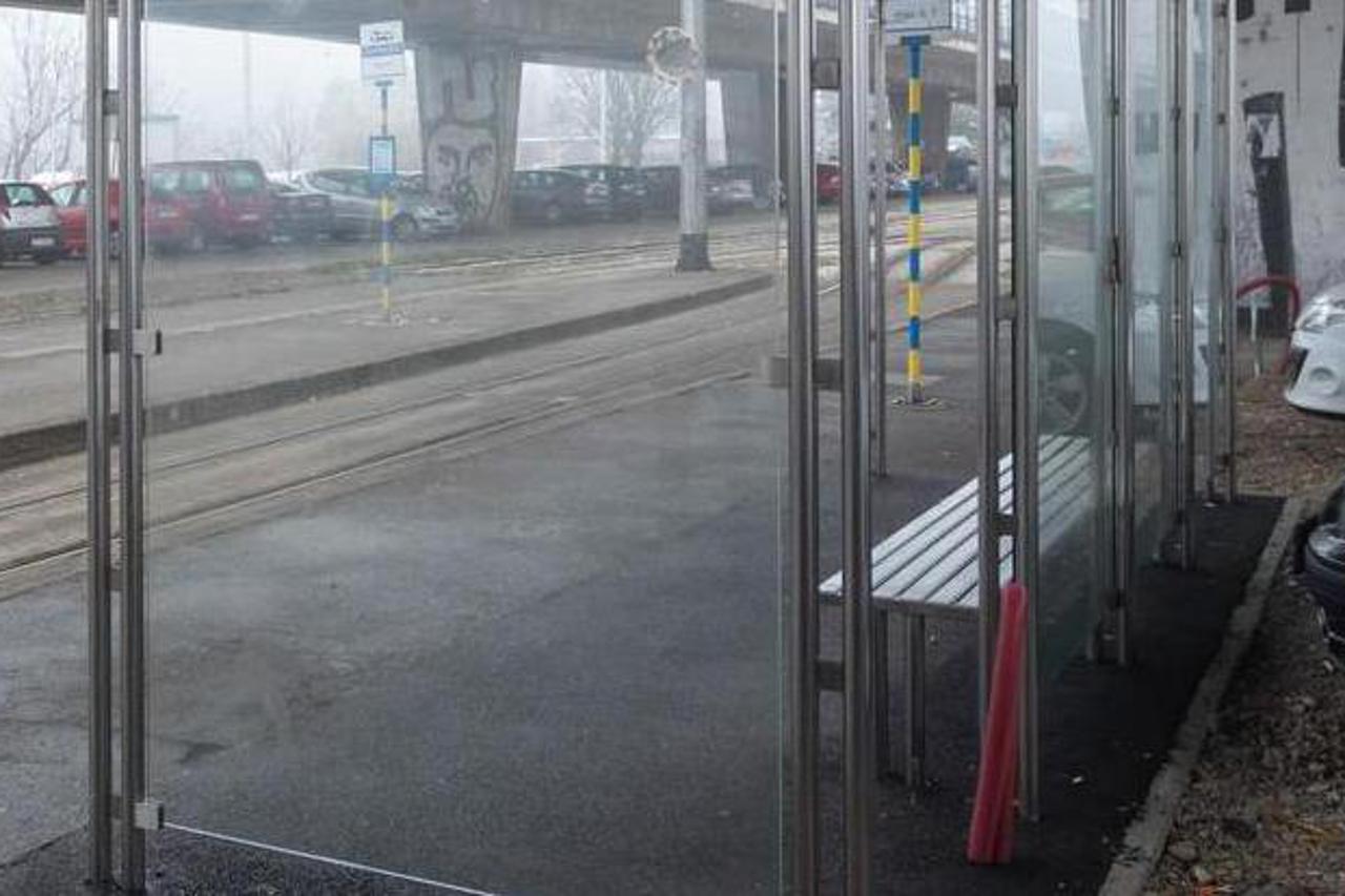 Zagreb: Nadstrešnica ispod nadvožnjaka na okretištu tramvaja u Zapruđu