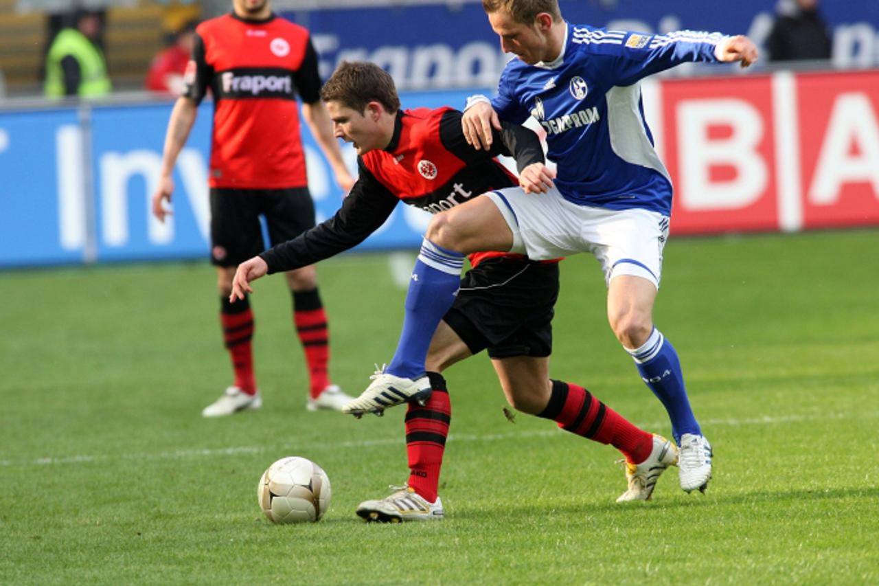 'Pirmin SCHWELGER (27, Eintracht Frankfurt) gegen Ivan RAKITIC (10, Schalke04)  Frankfurt, 06.03.2010, 1.Fussball Bundesliga, Saison 09/10, Eintracht Frankfurt - FC Schalke 04, Foto: APF  Veroeffentli