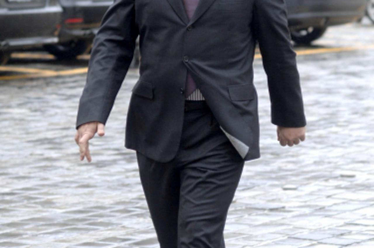 'unu. . Zagreb ...12.12..2008. ministar poljoprivrede u vladi rh bozidar pankretic po vjetrovitom vremenu i skliskom plocniku pretrcava markov trg zureci na sjednicu vlade na kojej ce raspravlja o pro