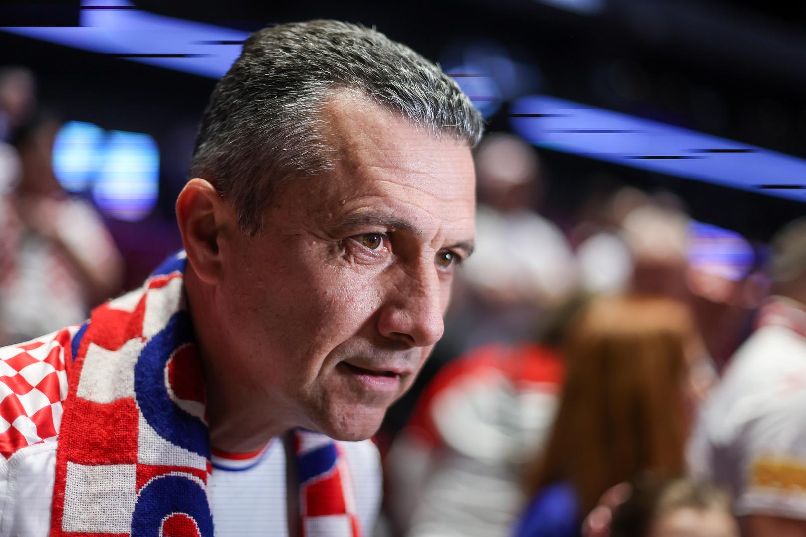 Mnogi su u Švedskoj već danima, a posebnu pažnju plijeni jedan navijač odjeven u hrvatske boje - od glave do pete.