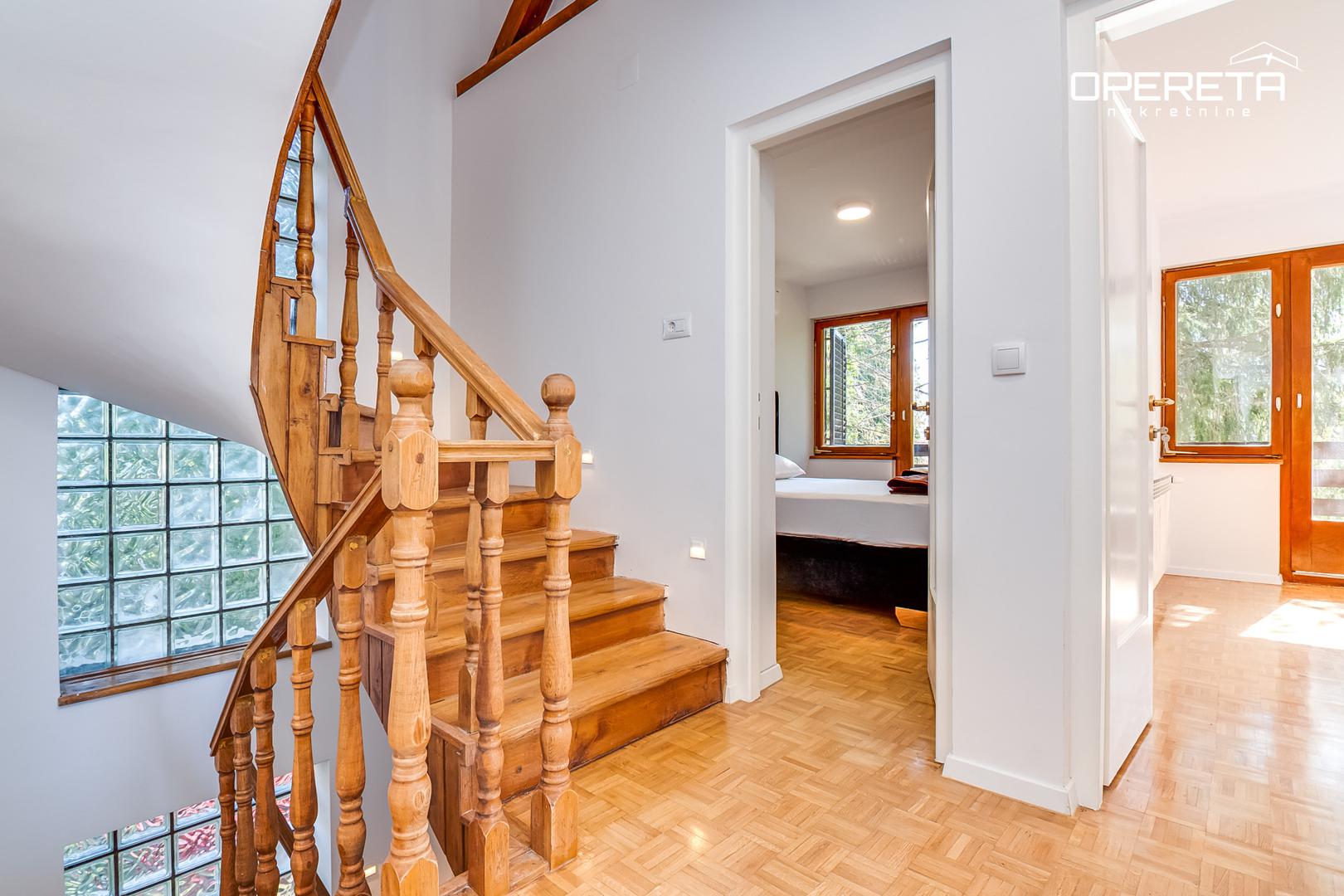 U potkrovlju su dodatna dva apartmanska prostora, što je posebno pogodno za turistički najam, a suteren nudi spremišta i mogućnost uređenja wellness zone. Ukupno kuća ima pet soba i tri kupaonice.

