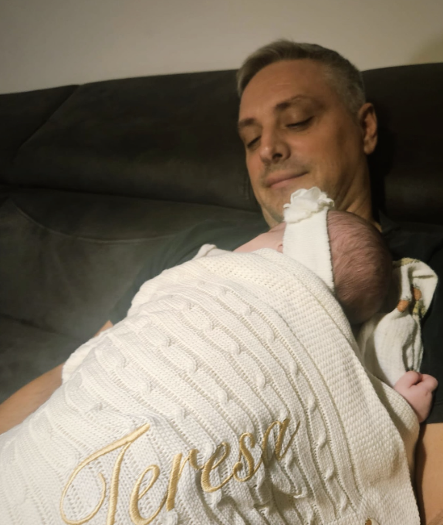 Glazbenik, 46-godišnji Petar Dragojević na društvenoj mreži Instagram objavio je prvu fotografiju s nedavno rođenom kćerkicom Teresom. 