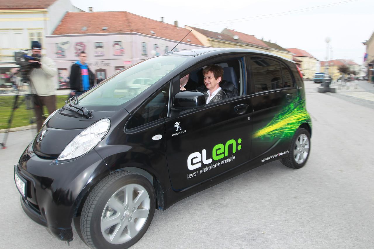 19.02.2014., Koprivnica - Grad Koprivnica, HEP, Podravka i GKP Komunalac potpisali su ugovor o izgradnji HEP ELEN prvih hrvatskih stanica za punjenje elektricnih vozila. Grad je kupio pet elektricnih automobila i planira kupiti jos po jedan elektricni i h