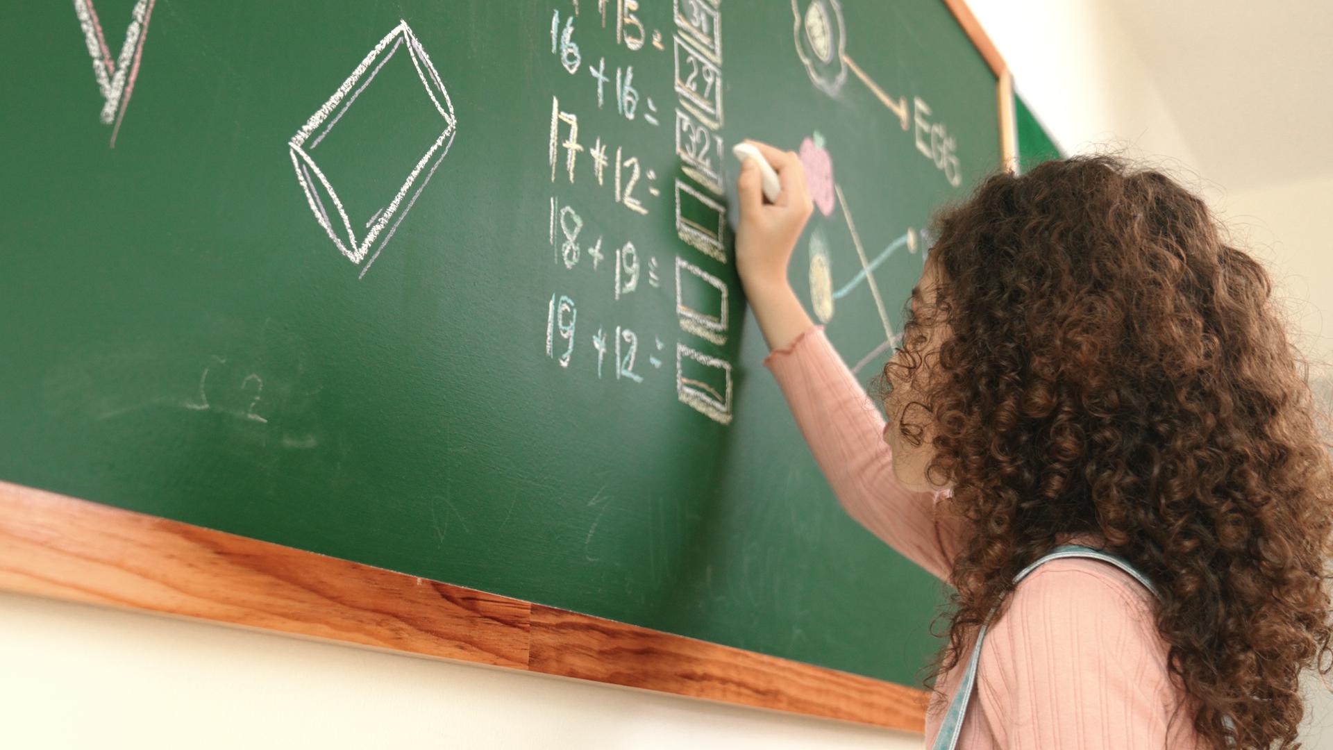 4. Cijenite samoću: Vrijeme provedeno u tišini za vas nije prazan hod, već prilika za introspekciju i punjenje mentalnih baterija. Studije pokazuju da previše druženja kod inteligentnih ljudi može smanjiti osjećaj zadovoljstva životom.