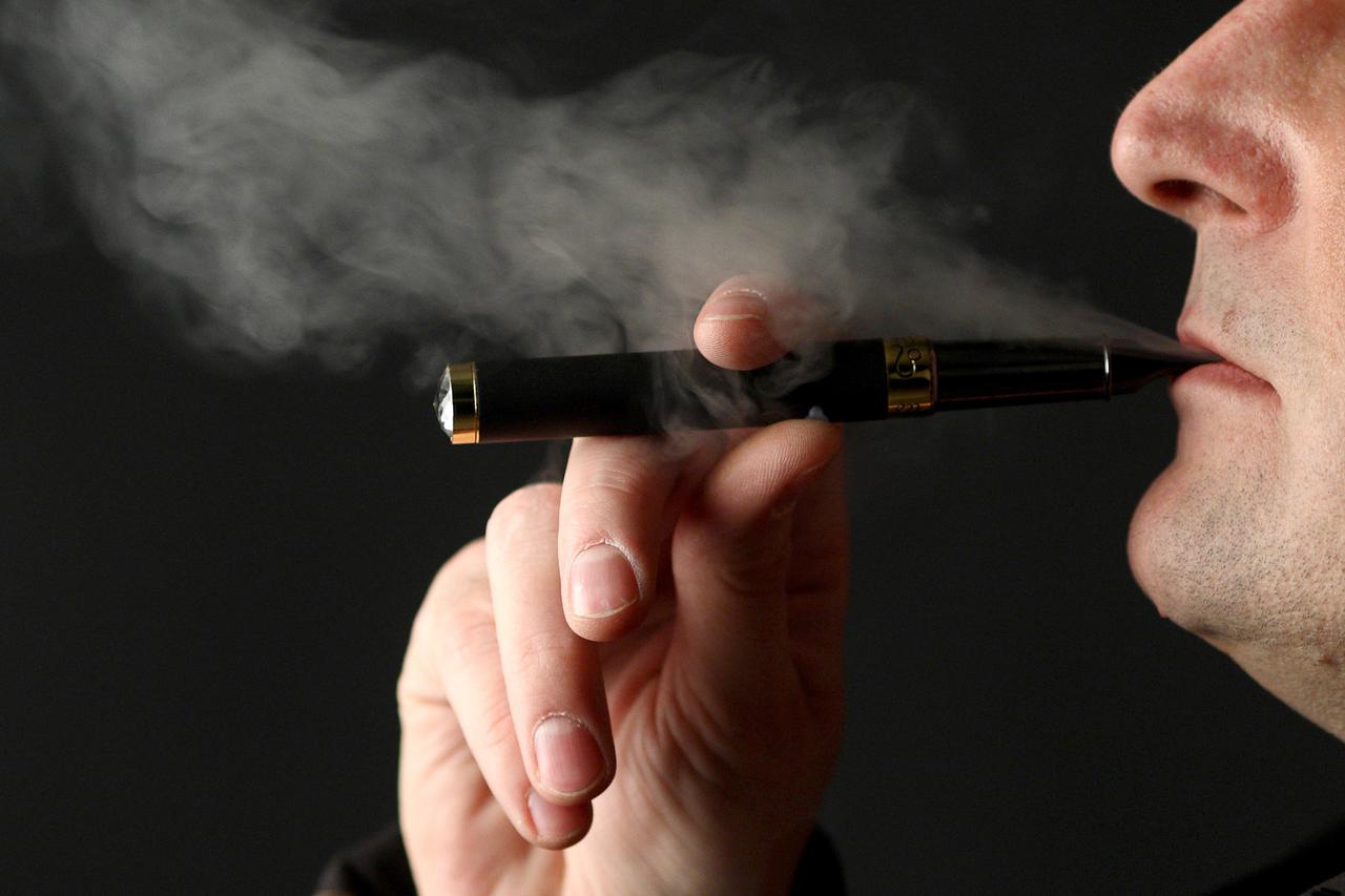 20.01.2011., Zagreb - Pusenje E - Cigarete. Elektronska cigareta izgleda isto ili slicno kao i obicna cigareta, ali u njoj nema  sastojaka kao sto su katran, ugljicni monoksid i stotine drugih, vec samo nikotin, propilen glikol  ili biljni glicerol i odre