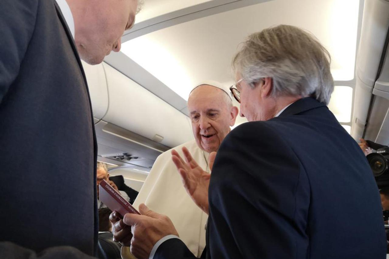 Papa Franjo u zrakoplovu
