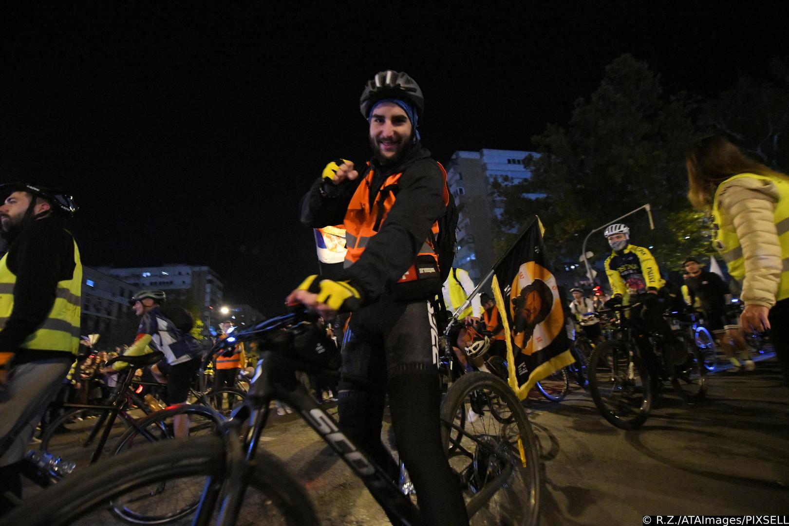 31, October, 2025, Novi Sad - A large number of citizens stand along the roadway on Bulevar Oslobodjenja in Novi Sad, welcoming students, pedestrians and cyclists who are coming to Novi Sad. Photo: R.Z./ATAImages 

31, oktobar 2025, Novi Sad - Veliki broj gradjana stoji uz kolovoz na Bulevaru oslobodjenja u Novom Sadu, docekujuci studente pesake i biciklste koji dolaze u Novi Sad. Photo: R.Z./ATAImages Photo: R.Z./ATAImages/PIXSELL