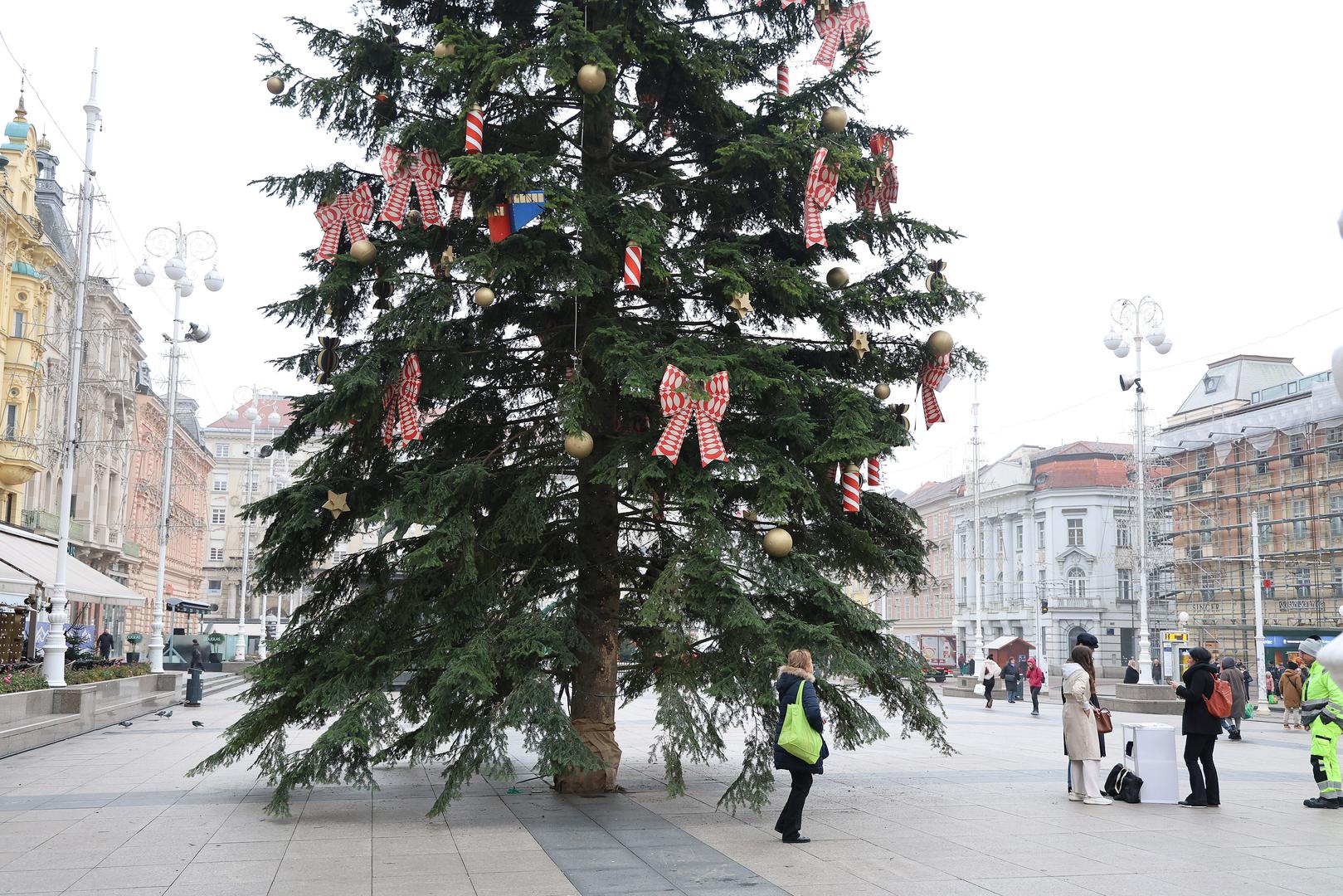 29.11.2024., Zagreb - Na Trgu bana Jelacica zavrseno je ukrasavanje bora, cime su privedene kraju pripreme za Advent u Zagrebu, koji pocinje sutra. Ukrasi na boru su vec nekoliko godina isti i tematski su vezani uz znamenitosti Zagreba. Photo: Patrik Macek/PIXSELL