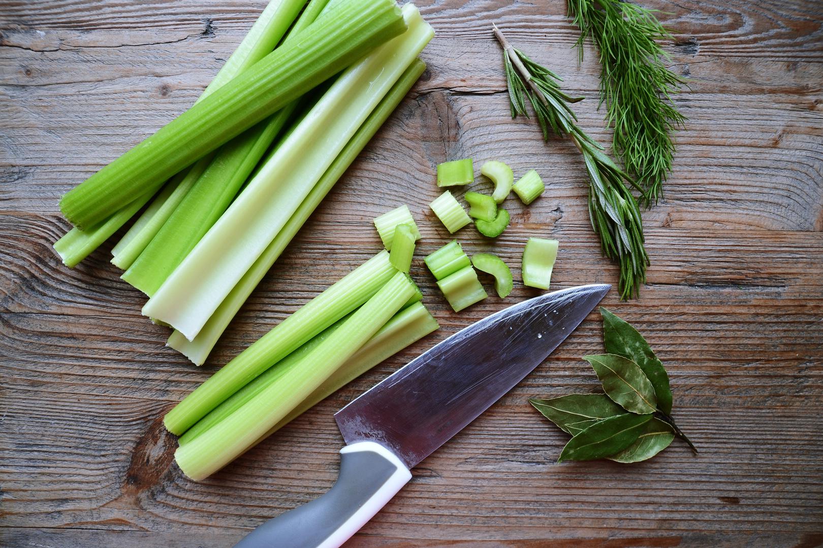 Celer je mnogima neizostavna namirnica u kuhinji, a čest je sastojak juha. Osim toga, od njega se može pripremiti i čaj zbog njegovih ljekovitih svojstava, ali i grickati stapku ove biljke. 