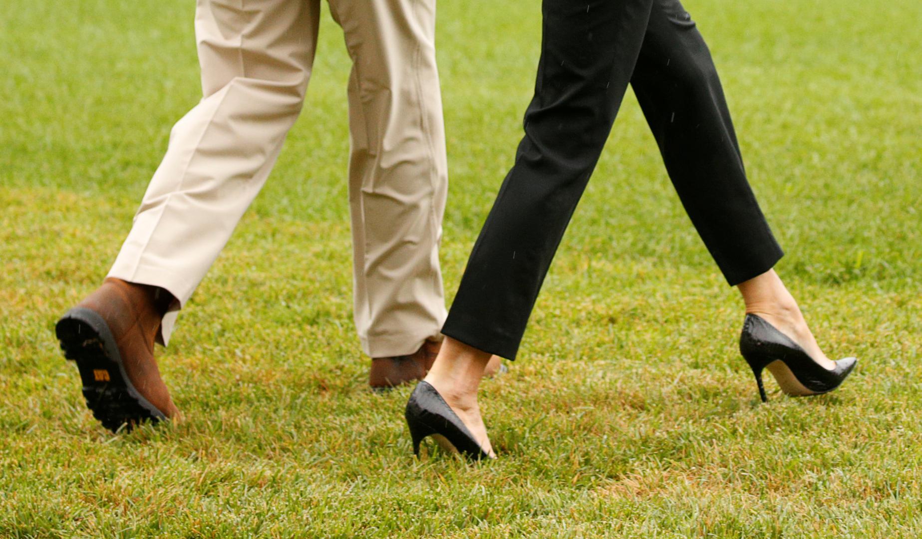 "Pomoć na putu, Texas! Ne brinite, Melanija nosi posebne visoke potpetice za oluju", tvitao je producent i glumac Brad Wollack
