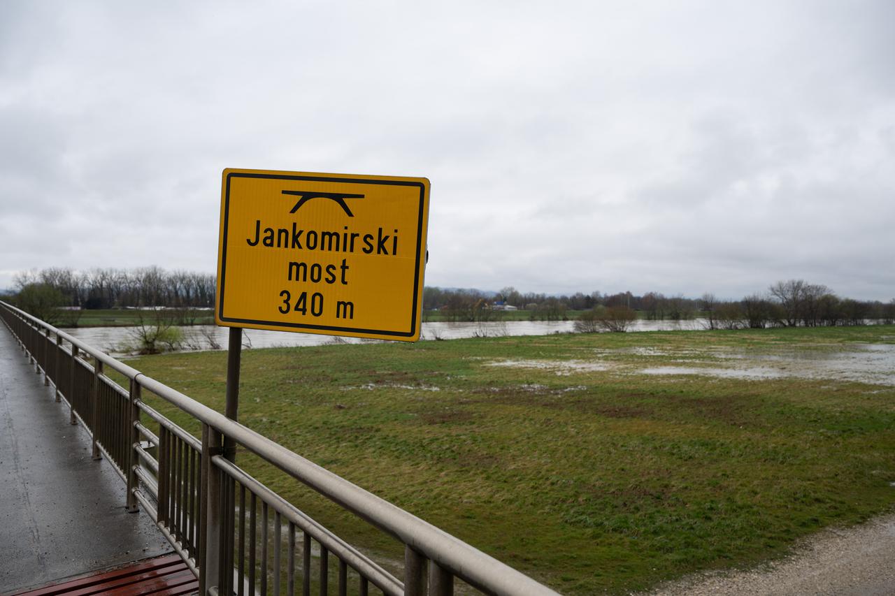 Zagreb: Visok vodostaj rijeke Save kod Jankomirskog mosta