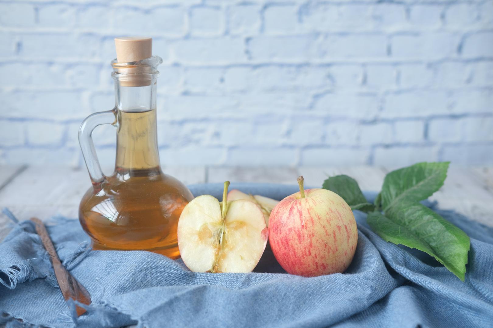 Ocat-
Jabučni ocat ima veliki utjecaj na gubitak kilograma. Općenito, tvrdi Greger, kisele namirnice stabiliziraju šećer u krvi i ubrzavaju metabolizam. Ipak, nemojte piti ocat – dodajte ga u salate.