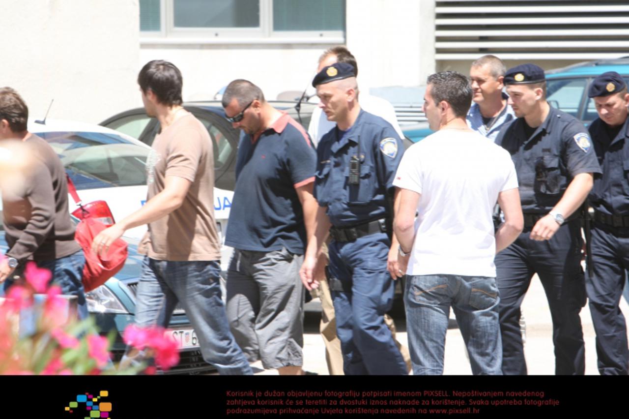 '24.06.2009., Split - U akciji Kormilo koja je trajala 6 mjeseci, policija je privela 12 pomorskih policajca, medju kojima su i zapovjednici cetiri broda. Uhiceno je i 14 zaposlenika Ine dva ribara i 