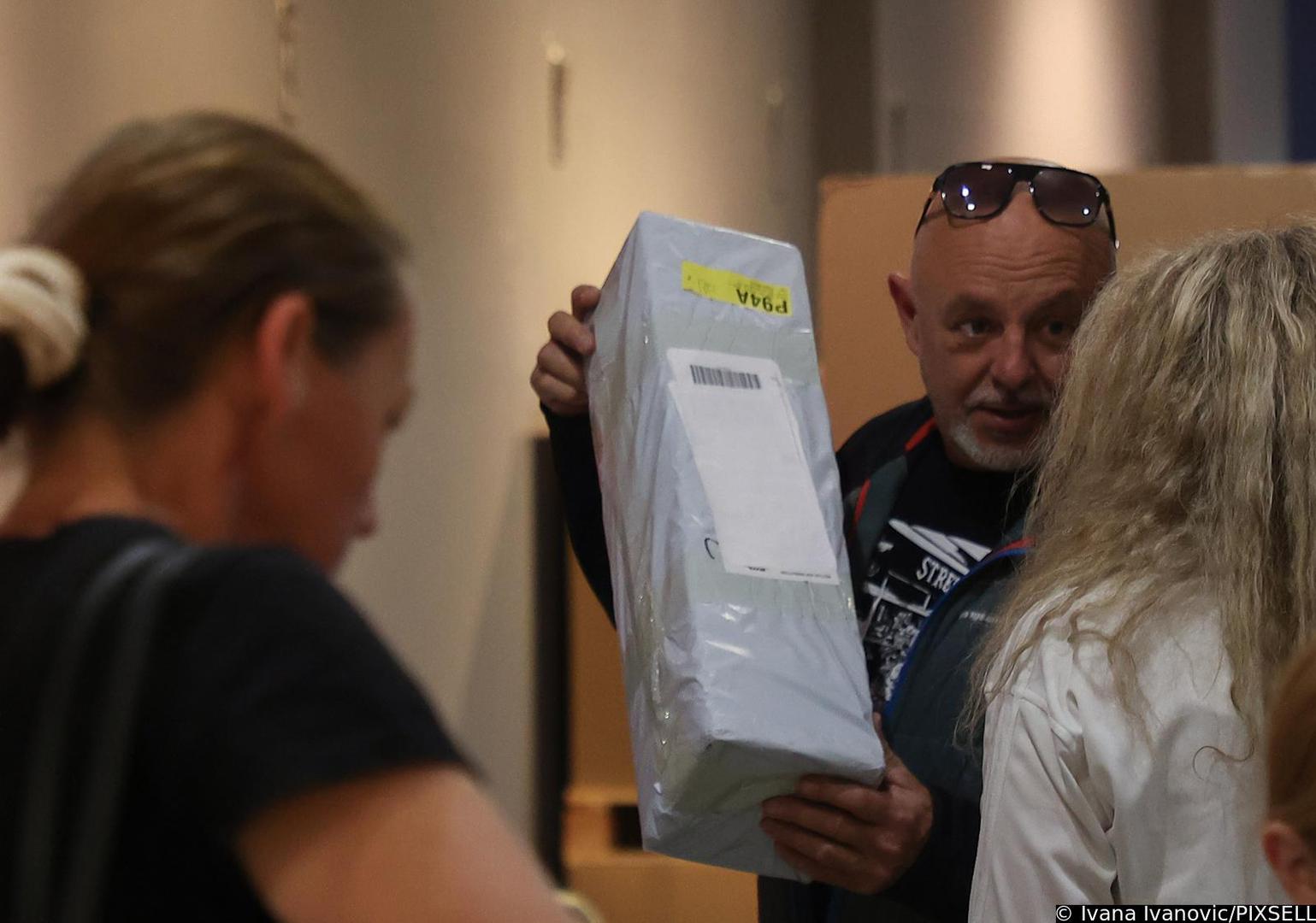 Međutim, ondje je doživjela hladan tuš – otvaranje prodajnog prostora, najavljeno za 15 sati, odgođeno je za više od dva i pol sata zbog tehničkih problema. 