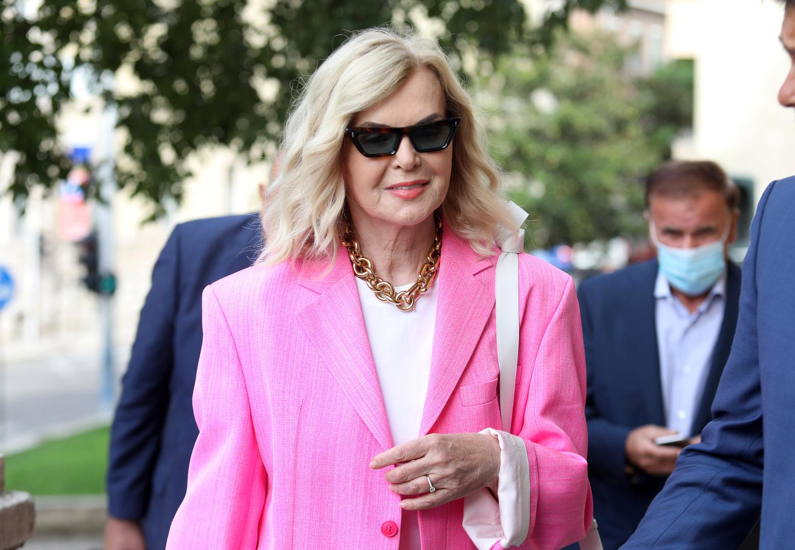 Osim toga, njezina frizura je baš uvijek besprijekorno stilizirana te je definitivno oličenje žene koja modu koristi kao alat za izražavanje svog znanja i utjecaja. 
