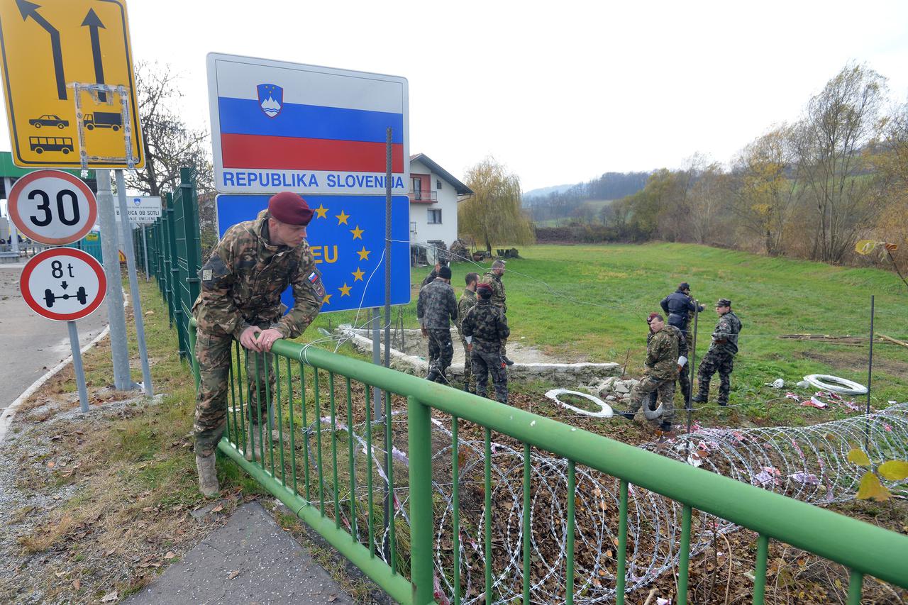 Slovenska vojska pocela je s postavljanjem bodljikave zice uz rijeku Sutlu na granicnom prijelazu Razvor - Polje pri Bistrici.