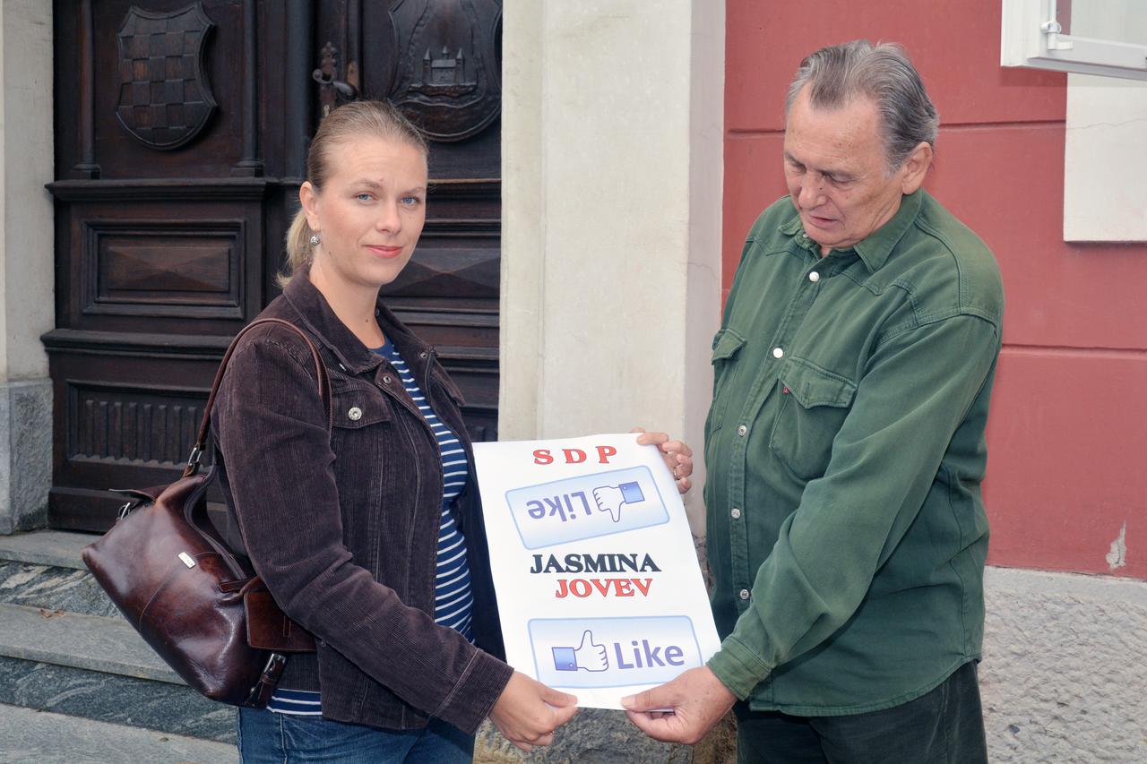 Sisački pjesnik Slavko Jendričko prosvjedovao pred zgradom Županije, traži vraćanje Jasmine Jovev na posao