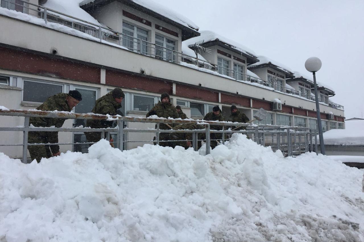 Vojnici čiste snijeg