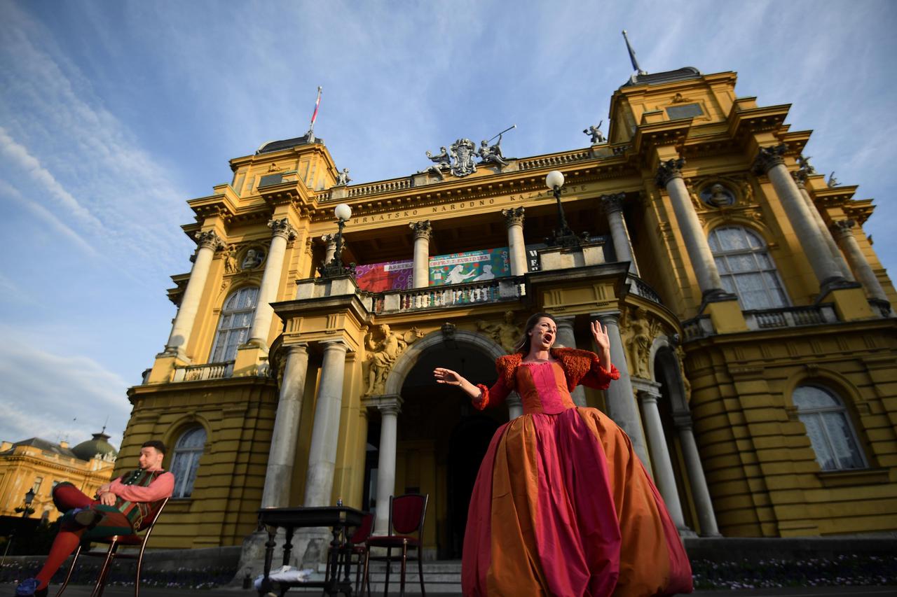 Zagreb: U sklopu Ljetnih večeri ispred HNK izvedena skraćena opera Seviljski brijač