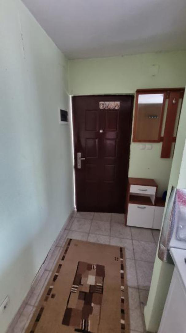 Uz stan na prvom katu kuće dolazi i drvarnica u dvorištu.

