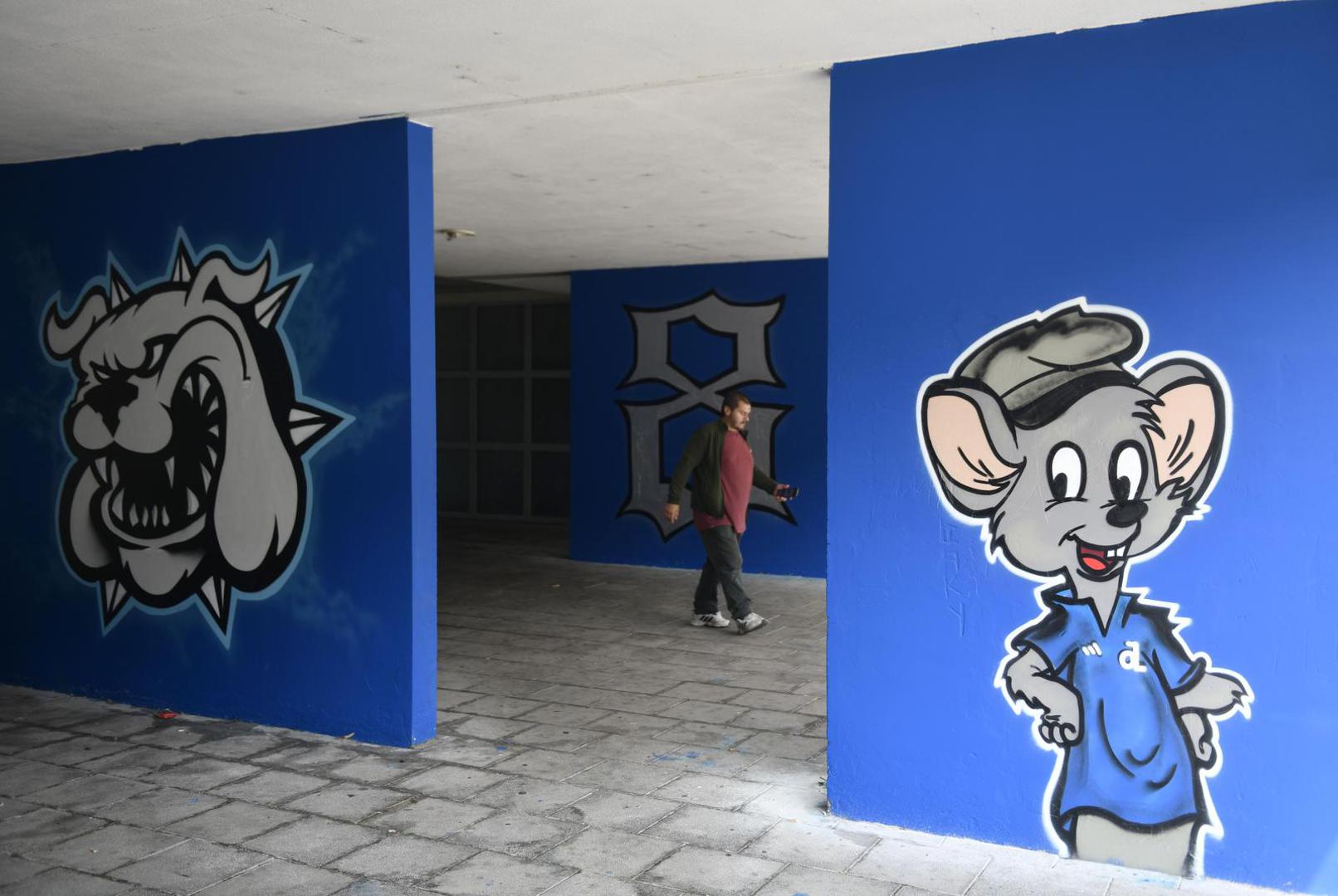 Uz njih na zidu stoje likovi iz crtanih filmova.