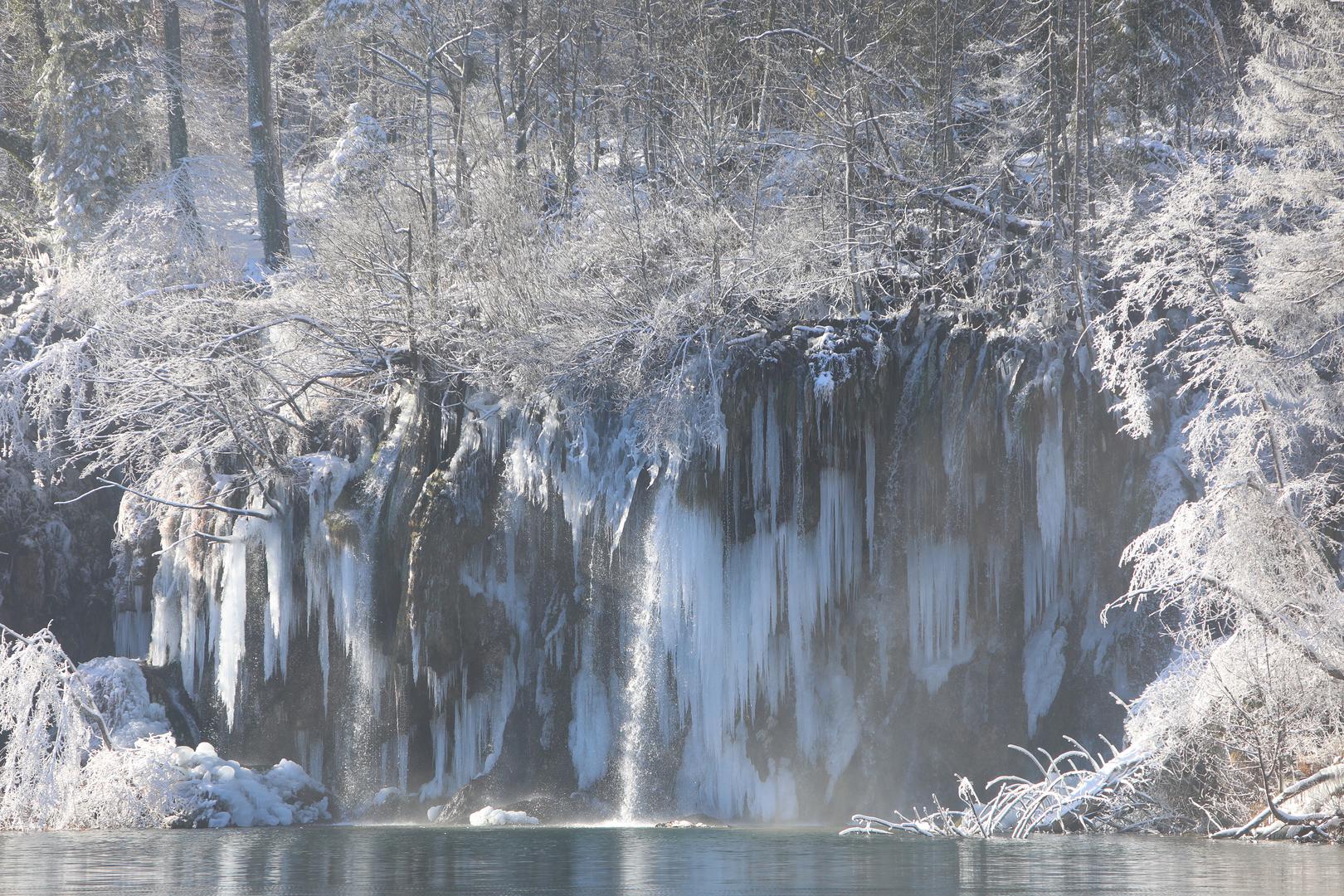 13.01.2024., Plitvicka jezera - Snijeg i debeli minusi zaledili su slapove na Plitvickim jezerima koji mame uzdahe brojnih posjetitelja. Photo: Kristina Stedul Fabac/PIXSELL